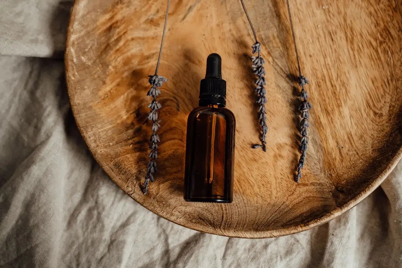 Aceites esenciales naturales en frascos de vidrio